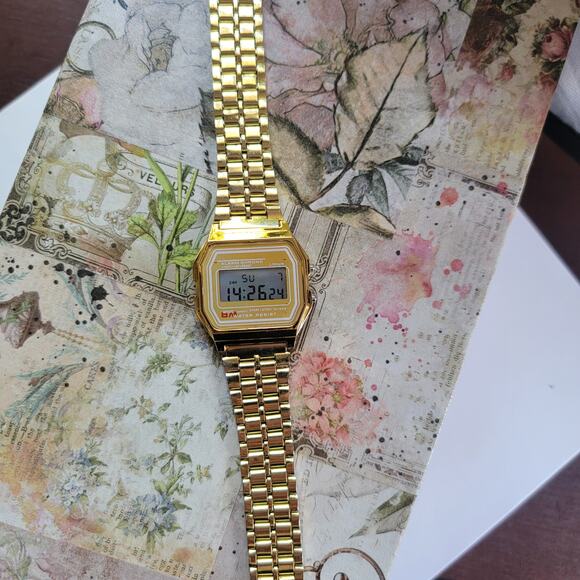 Vintage Watches Gold Digital LCD Quartz Alarm Chrono Retro Watch 1980s Style - Picture 9 of 10